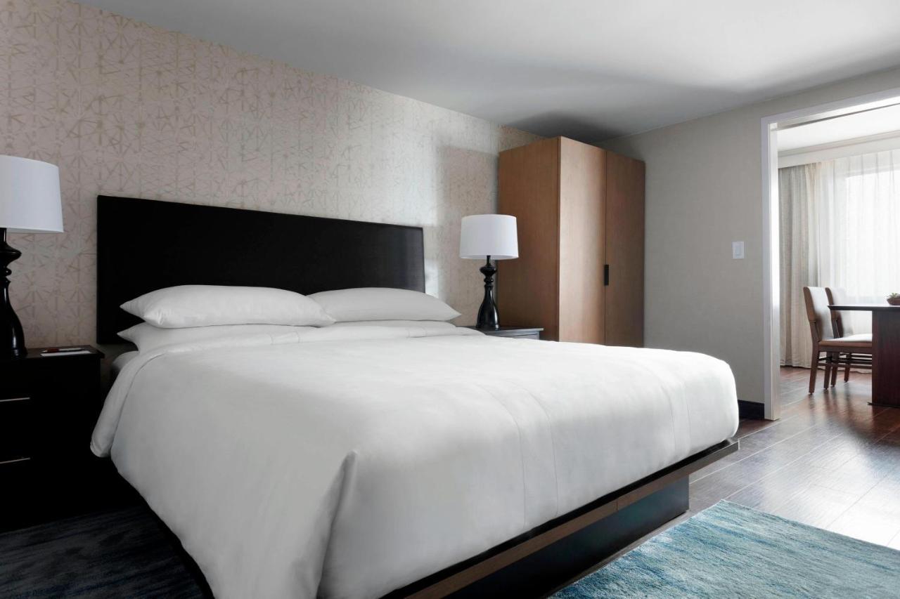 Des Moines Marriott Downtown Hotel Exterior photo